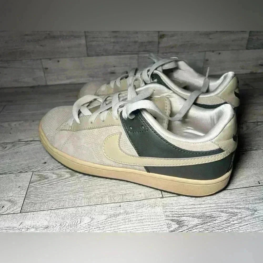 Nike Kobe Zoom Air Low Top Sneakers
Youth Size 6.5Y (US) | - Picture 3 of 10